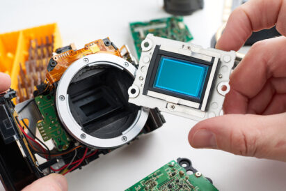 Image sensor digital SLR camera in the hands of the service engineer